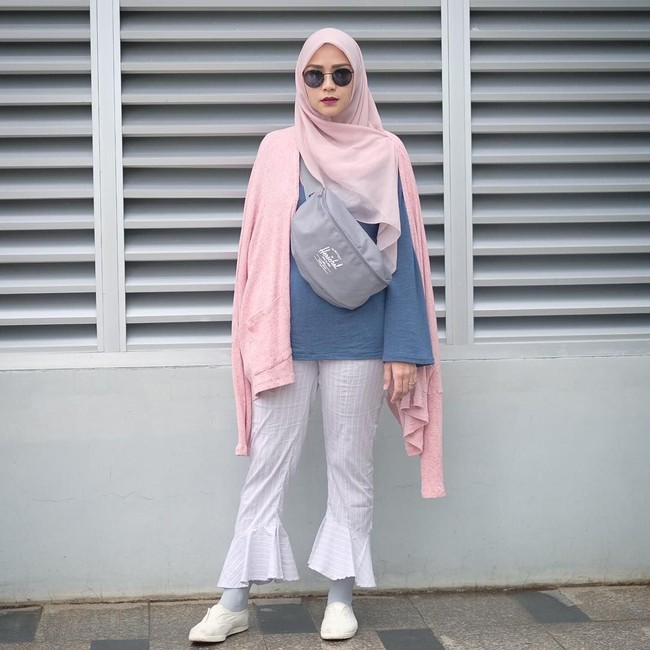 Berlibur mengenakan hijab terkadang jadi tantangan tersendiri. Tak hanya karena baju yang dibawa relatif lebih banyak dibandingkan mereka yang tak berhijab, tapi juga padu padan gaya agar tetap nyaman jadi masalah tersendiri. : Instagram/Zaskia Adya Mecca