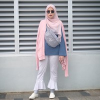 Berlibur mengenakan hijab terkadang jadi tantangan tersendiri. Tak hanya karena baju yang dibawa relatif lebih banyak dibandingkan mereka yang tak berhijab, tapi juga padu padan gaya agar tetap nyaman jadi masalah tersendiri. : Instagram/Zaskia Adya Mecca