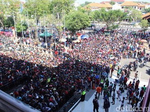 Ribuan Suporter Antre Tiket Laga Indonesia Vs Thailand di Sidoarjo