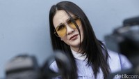 Luna Maya usai mengisi acara Rumpi, di jalan Kapten Tendean, Gedung Trans TV, Jakarta Selatan, Senin (9/7). Foto: Pool/Palevi S/detikHOT