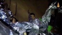 Mereka memberikan selimut aluminium foil untuk menghangatkan diri. Thai Navy Seal/Handout via REUTERS.