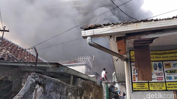 Kebakaran Landa Hunian Padat Penduduk di Tengah Kota Bandung