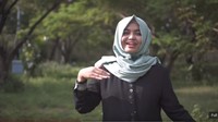 Ada beragam bahasa isyarat di dunia, di Indonesia dikenal dengan Bahasa Isyarat Indonesia (BISINDO). Ada juga Sistem Isyarat Bahasa Indonesia atau disingkat SIBI. Misalnya yang dilakukan oleh Nahdiya untuk cover lagu Surat Cinta untuk Starla dari Virgoun ini. Foto: Youtube/Nahdiya Paramita