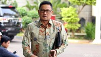 Abdul Malik tiba di lokasi sekitar pukul 09.48 WIB. Dia tidak banyak komentar saat mendatangi gedung KPK.