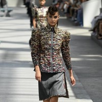 Koleksi-koleksi terbaru Chanel Haute Couture Fall/Winter 2018 dipamerkan dalam peragaan busana bertema High Profile di Paris, Prancis. Selasa 3/7/2018. [Foto: Pascal Le Segretain/Getty Images]