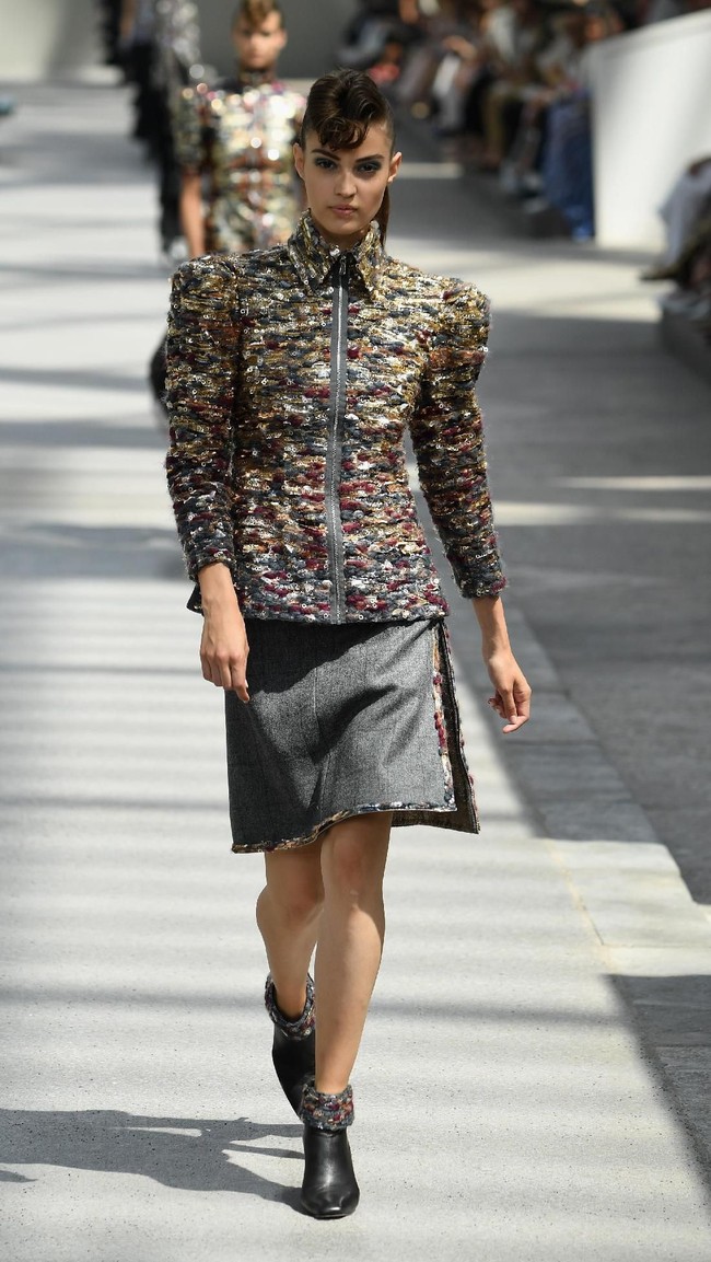 Koleksi-koleksi terbaru Chanel Haute Couture Fall/Winter 2018 dipamerkan dalam peragaan busana bertema High Profile di Paris, Prancis. Selasa 3/7/2018. [Foto: Pascal Le Segretain/Getty Images]