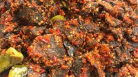 Kalau melihat tumpukan paru gini pasti ngiler ya? @bebekirengmadura di Surabaya menjual paru balado buatan rumahan yang cocok jadi pendamping nasi hangat. Foto: Instagram