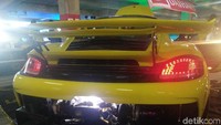 Untuk eksterior wide body kustom, full body kit kustom, pelek kita ganti, wing kita ganti. Audio ganti, head unit sudah pakai yang Android, pakai prosesor, pakai power, jadi kita tingkatkan lagi audionya lebih enak dari standar meski standarnya sudah full bose, paparnya. Foto: Khairul Imam Ghozali