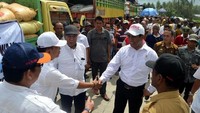 Penyerahan bantuan itu diberikan kepada kelompok tani di tiga Kabupaten yang terkena dampak puso di wilayah Sulawesi Selatan yaitu Kabupaten Wajo, Kabupaten Bone dan Kabupaten Soppeng. Foto: dok. Kementan