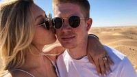Inilah salah satu bentuk kemesraan yang dipamerkan Michele Lacroix, istri cantik Kevin De Bruyne. Michele mencium mesra sang suami saat mereka liburan bareng ke Dubai (Instagram/@lacroixmichele)