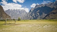 Berlokasi di ketinggian 2.500 meter di atas permukaan laut, Tajikistan punya lapangan bola di area Pegunungan Himalaya (Getty Images)