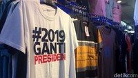 Toko-toko tersebut memajang kaos tersebut di bagian depan toko sehingga bisa terlihat langsung oleh orang yang tengah melintas di depan toko tersebut.
