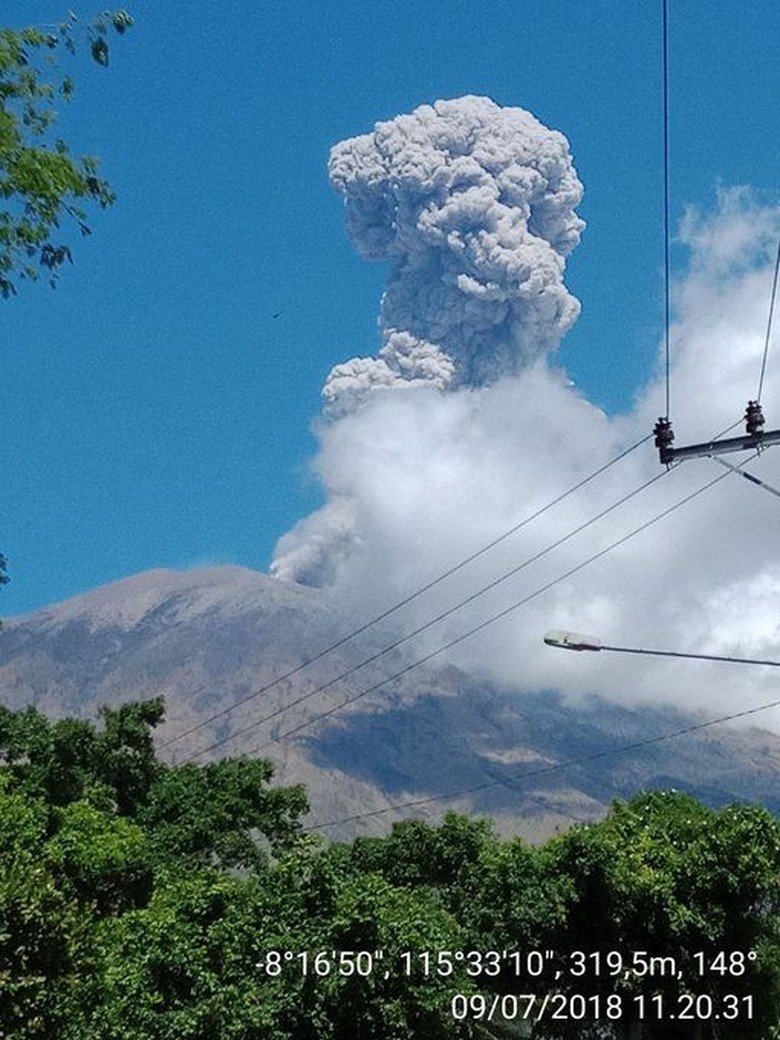 Gunung Agung Kembali Batuk, Tinggi Kolom Abu Capai 2 Km Gunung Agung Kembali Batuk, Tinggi Kolom Abu Capai 2 Km