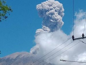 2 WNA Nekat Mendaki Gunung Agung yang Berstatus Siaga