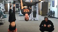 Ia juga berlatih yoga khusus para ninja, yakni acro ninja yoga. Biar makin fleksibel. Foto: Instagram/austingray.ninja