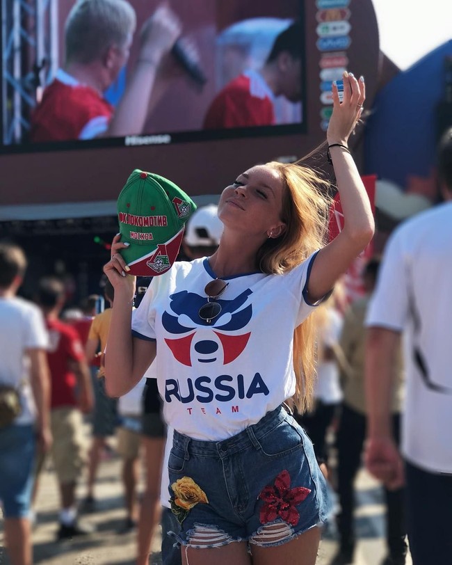 Angelina Rayskaya juga jadi pusat perhatian karena penampilan cantiknya yang juga mendukung timnas Rusia. Wanita yang berprofesi sebagai model ini juga kerap kali mengenakan kaus jersey bertema Rusia dan diunggahnya di Instagram.  Foto: Instagram