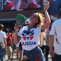 Angelina Rayskaya juga jadi pusat perhatian karena penampilan cantiknya yang juga mendukung timnas Rusia. Wanita yang berprofesi sebagai model ini juga kerap kali mengenakan kaus jersey bertema Rusia dan diunggahnya di Instagram.  Foto: Instagram