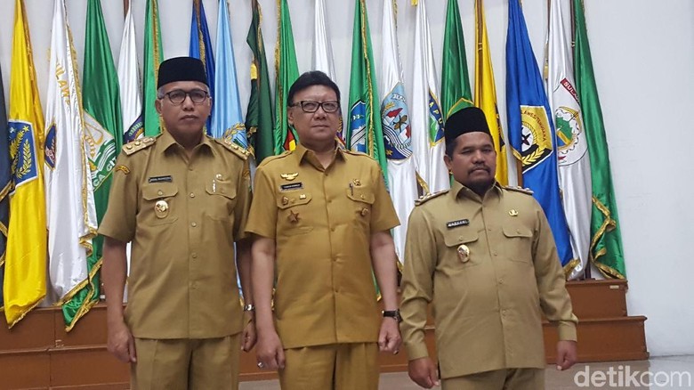 Mendagri Serahkan SK Plt Gubernur Aceh dan Bupati Bener Meriah Mendagri Serahkan SK Plt Gubernur Aceh dan Bupati Bener Meriah