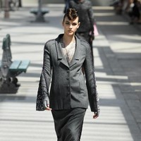 Koleksi-koleksi terbaru Chanel Haute Couture Fall/Winter 2018 dipamerkan dalam peragaan busana bertema High Profile di Paris, Prancis. Selasa 3/7/2018. [Foto: Pascal Le Segretain/Getty Images]