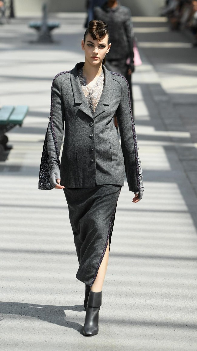 Koleksi-koleksi terbaru Chanel Haute Couture Fall/Winter 2018 dipamerkan dalam peragaan busana bertema High Profile di Paris, Prancis. Selasa 3/7/2018. [Foto: Pascal Le Segretain/Getty Images]