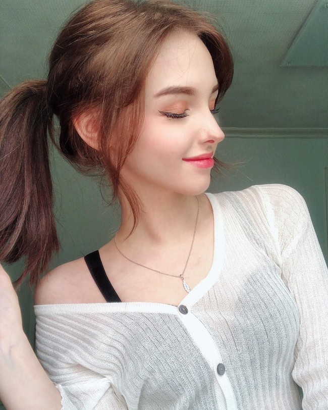 Karimova juga jadi idola di Tik Tok, karena suka mengunggah kreativitas menari.Foto: Instagram @elina_4_22