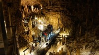 Gyokusendo Cave telah ada dan terbentuk secara alami di lebih dari 300 ribu tahun lalu. Gua ini ditemukan oleh tim survey dari Ehime University pada bulan Maret 1967 (Masaul/detikTravel)