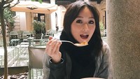 Italia juga jadi salah satu destinasi favorit Ling Ling. Ia melahap semangkuk pasta seafood di Il Salumaio di Montenapoleone, Milan. Foto: Instagram linguling