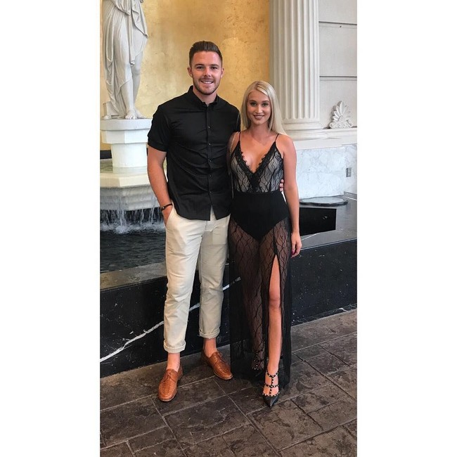 Annabel Peyton dan suaminya kiper Jack Butland terlihat serasi karena sama-sama berwajah rupawan. Annabel yang merupakan mantan pramugrari Emirates itu sebenarnya cukup tertutup kepada publik. Foto: Instagram @jbutland_