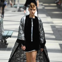 Koleksi-koleksi terbaru Chanel Haute Couture Fall/Winter 2018 dipamerkan dalam peragaan busana bertema High Profile di Paris, Prancis. Selasa 3/7/2018. [Foto: Pascal Le Segretain/Getty Images]
