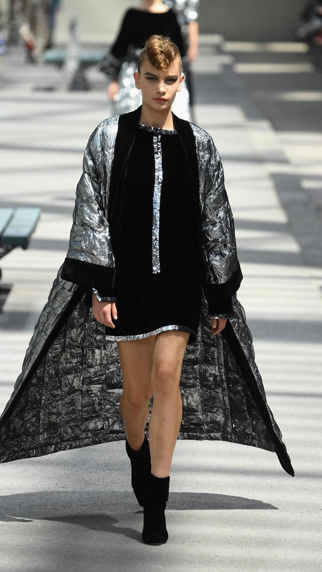 Koleksi-koleksi terbaru Chanel Haute Couture Fall/Winter 2018 dipamerkan dalam peragaan busana bertema High Profile di Paris, Prancis. Selasa 3/7/2018. [Foto: Pascal Le Segretain/Getty Images]
