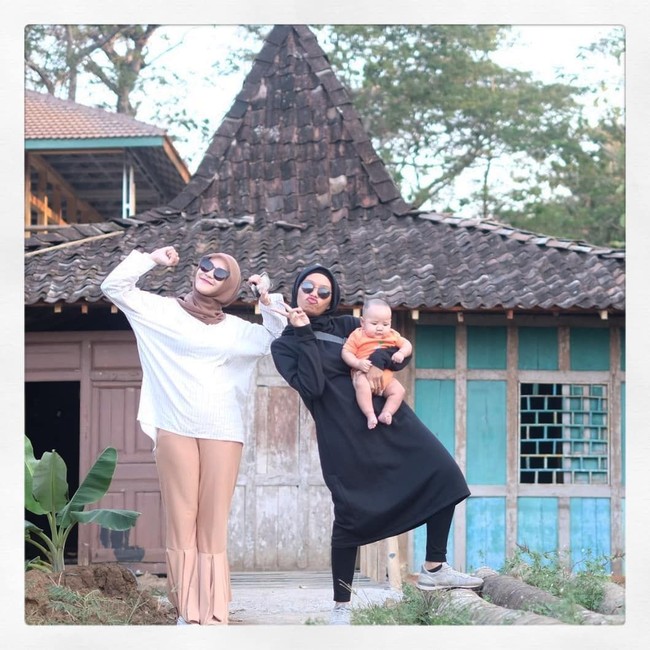 Aktris film Hijab ini juga senang memakai busana berbahan nyaman seperti kaos, katun, atau rayon. Saat memakai atasan polos, ia padukan dengan celana beraksen unik seperti penampilannya ini. Foto: Instagram/Zaskia Adya Mecca