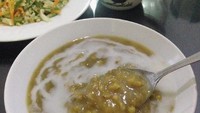 Sepertinya bubur kacang hijau @grace_2209 ini direbus hingga lumat dan kental. Disajikan dengan santan kental. Pastinya manis gurih dan enak ya. Foto: Instagram @grace_2209