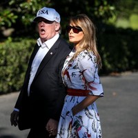 Tampak pula, kacamata hitam untuk melindungi mata Melania dari teriknya sinar matahari. (Foto: Getty Images)