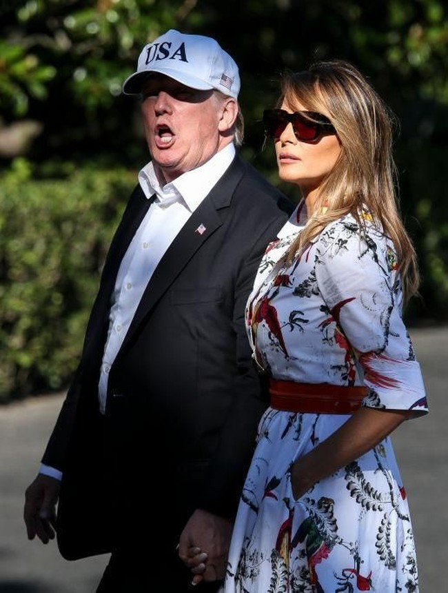 Tampak pula, kacamata hitam untuk melindungi mata Melania dari teriknya sinar matahari. (Foto: Getty Images)