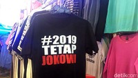Kaos #2019TetapJokowi tersebut dijual dengan harga yang sama dengan kaos #2019GantiPresiden. Model tulisannya pun sama, dengan warna yang disuguhkan juga hitam dan putih.