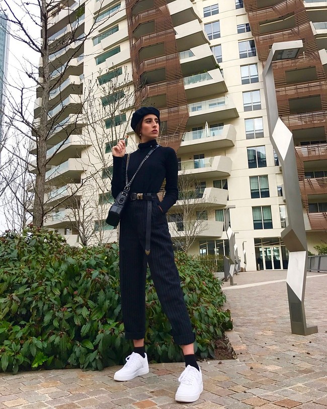 Menjadi model di Arab Saudi masih dianggap sebagai sesuatu yang tidak lazim bahkan berbahaya. Di sana sebenarnya ada sejumlah wanita yang menjadi model namun jarang ada yang bisa berkarier secara internasional. Mereka pun biasanya tampil di depan audiens sesama wanita. Foto: Instagram @taleedah