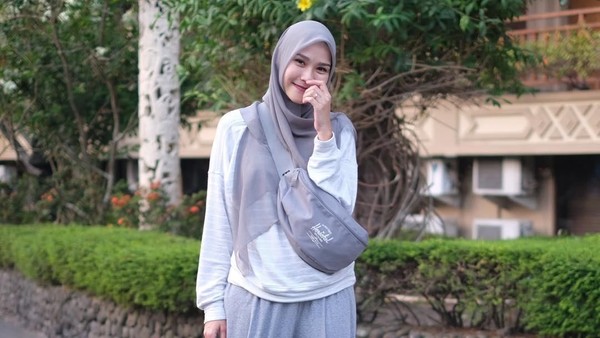 Gaya Hijab Liburan Anti Gerah ala Zaskia Adya Mecca