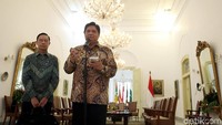 Menteri Perindustrian Airlangga Hartarto memberikan informasi hasil rapat kabinet dalam rapat.