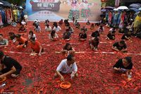 Huaah! Pria Ini Bisa Lahap 50 Cabe dalam Waktu 68 Detik