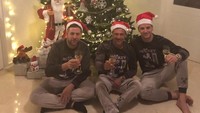 Momen Natal dirayakan Rakitic bersama dua kerabatnya sambil menikmati white wine. Mereka kompak mengenakan topi santa, kaos dan celana bermotif sama. Cheers! Foto: instagram @ivanrakitic