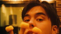 Snacknya ditaruh di jari-jarinya. Eh tapi kok di jari manis pria yang dipanggil Peach ini ada cincin ya?  Foto: Instagram @peach_pachara