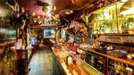 Bukan Hanya Ada Cocktail, Bar ini Juga Punya Koleksi Barang Antik
