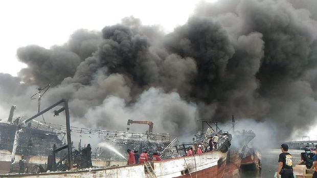Petugas pemadam kebakaran masih berusaha memadamkan api
