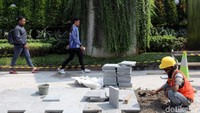 Percepatan proses revitalisasi trotoar ini ditargetkan rampung paling lambat pada akhir Juli 2018.