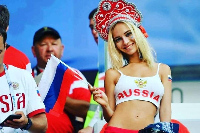 Natalya Nemchinova mencuri atensi karena penampilannya yang memesona saat mendukung tim Rusia. Bahkan banyak netizen yang menyebutnya sebagai suporter terseksi di Piala Dunia 2018. Foto: Instagram