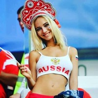 Natalya Nemchinova mencuri atensi karena penampilannya yang memesona saat mendukung tim Rusia. Bahkan banyak netizen yang menyebutnya sebagai suporter terseksi di Piala Dunia 2018. Foto: Instagram
