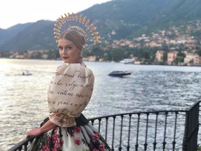Foto: Bergaun Dramatis, Keponakan Putri Diana Tebar Pesona di Catwalk