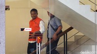 Agus Feisal Hidayat keluar gedung KPK usai menjalani pemeriksaan, Senin (9/7/2018).