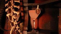 Bar ini terkenal dengan aneka minuman beralkoholnya yang tidak perlu diragukan lagi. Bar ini juga mempunyai mixologist yang handal untuk meracik minuman pengunjung. Foto: designmynight - Istimewa