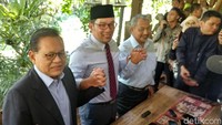 Ketiganya saling bergandengan tangan usai pertemuan.